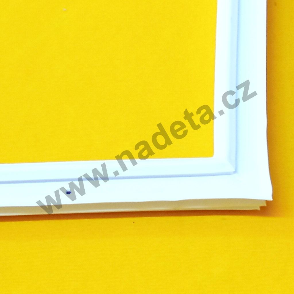 Těsnění dveří mrazák CANDY CFU2700E0